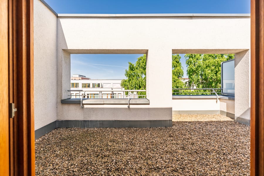Sonnige Dachterrasse mit freiem Blick und klarer Architektur - Stilvolles Townhouse nahe Uferpromenade mit Dachterrassen und durchdachtem Grundriss