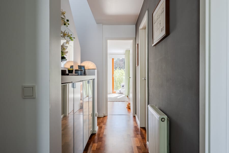 Klar strukturierter Flur mit Zugang zu allen Räumen der Etage - Stilvolles Townhouse nahe Uferpromenade mit Dachterrassen und durchdachtem Grundriss