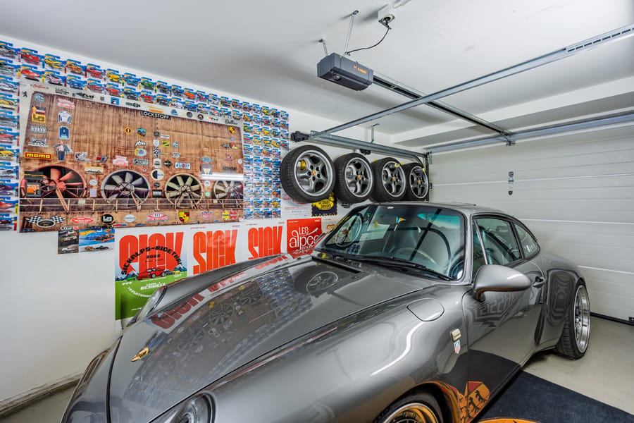 Komfortable Garage mit direktem Hauszugang und Platz für Fahrzeug und Zubehör - Stilvolles Townhouse nahe Uferpromenade mit Dachterrassen und durchdachtem Grundriss