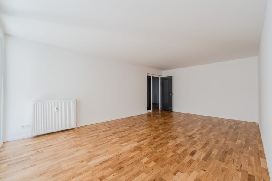 Wohnzimmer - Erstbezug nach Sanierung – helle 3-Zimmer-Wohnung mit Balkon in ruhiger Lage