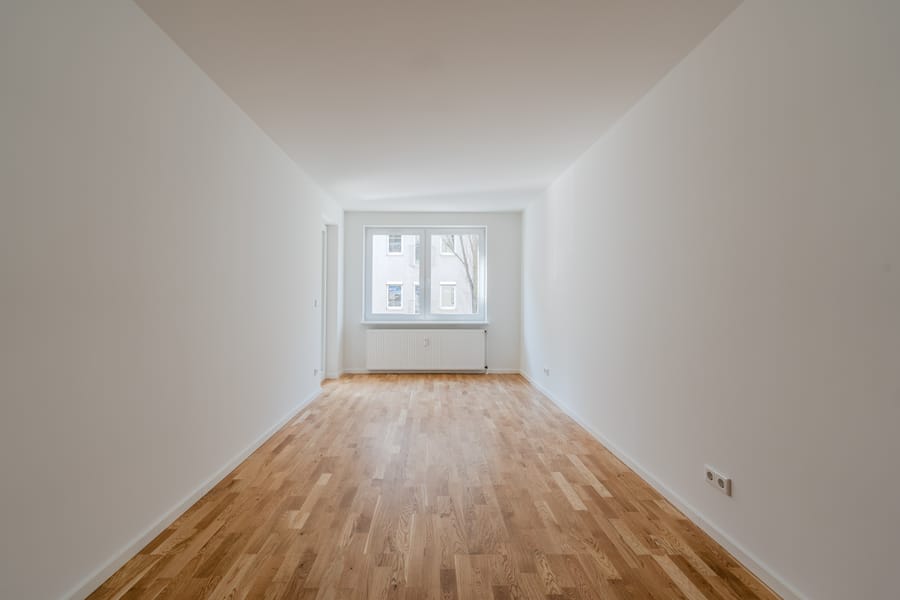 Zweites Schlafzimmer mit Balkonzugang - Erstbezug nach Sanierung – helle 3-Zimmer-Wohnung mit Balkon in ruhiger Lage