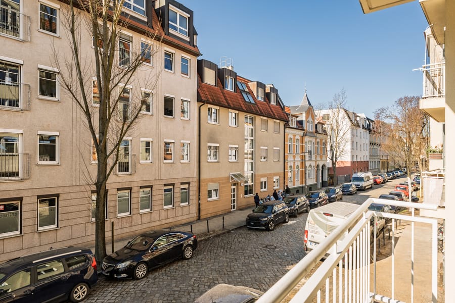 Balkonaussicht - Erstbezug nach Sanierung – helle 3-Zimmer-Wohnung mit Balkon in ruhiger Lage