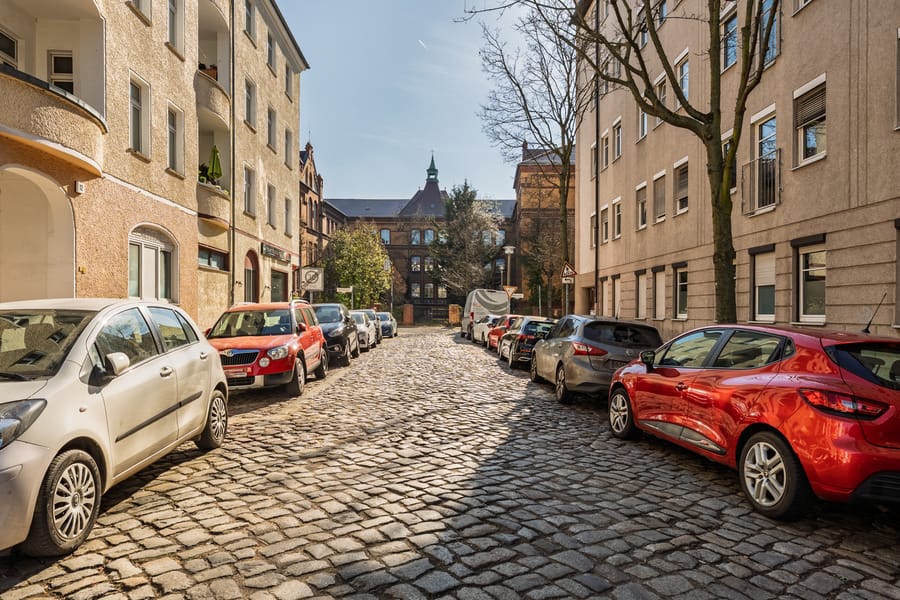 Straßenansicht - Erstbezug nach Sanierung – helle 3-Zimmer-Wohnung mit Balkon in ruhiger Lage