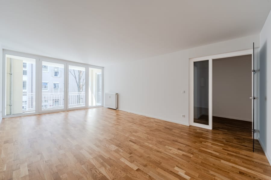 Wohnzimmer - Erstbezug nach Sanierung – helle 3-Zimmer-Wohnung mit Balkon in ruhiger Lage