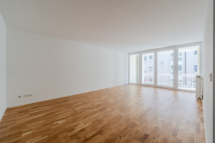 Wohnzimmer - Erstbezug nach Sanierung – helle 3-Zimmer-Wohnung mit Balkon in ruhiger Lage