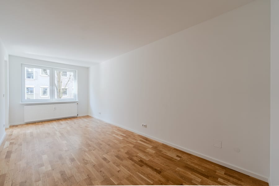 Zweites Schlafzimmer mit Balkonzugang - Erstbezug nach Sanierung – helle 3-Zimmer-Wohnung mit Balkon in ruhiger Lage