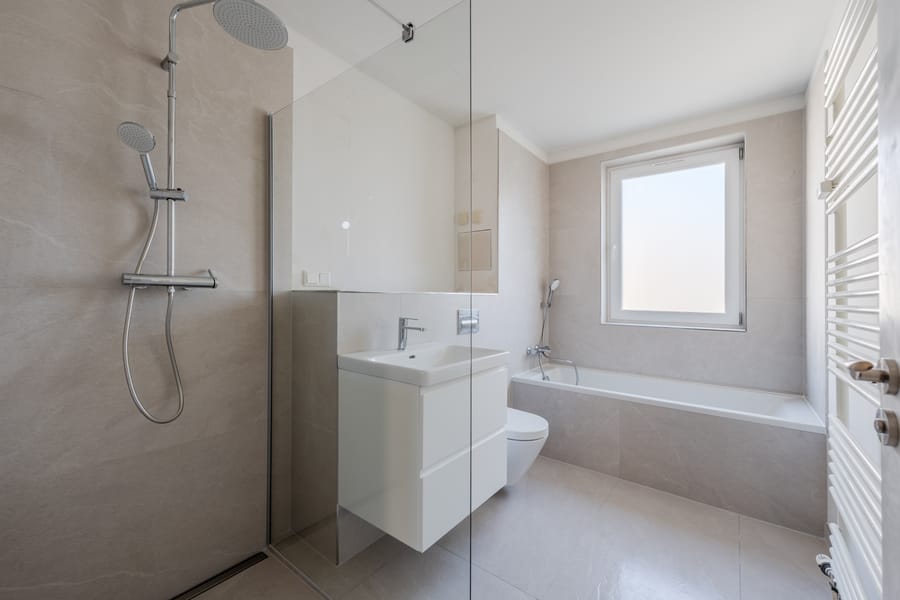 Bad mit Dusche und Wanne - Erstbezug nach Sanierung – helle 3-Zimmer-Wohnung mit Balkon in ruhiger Lage