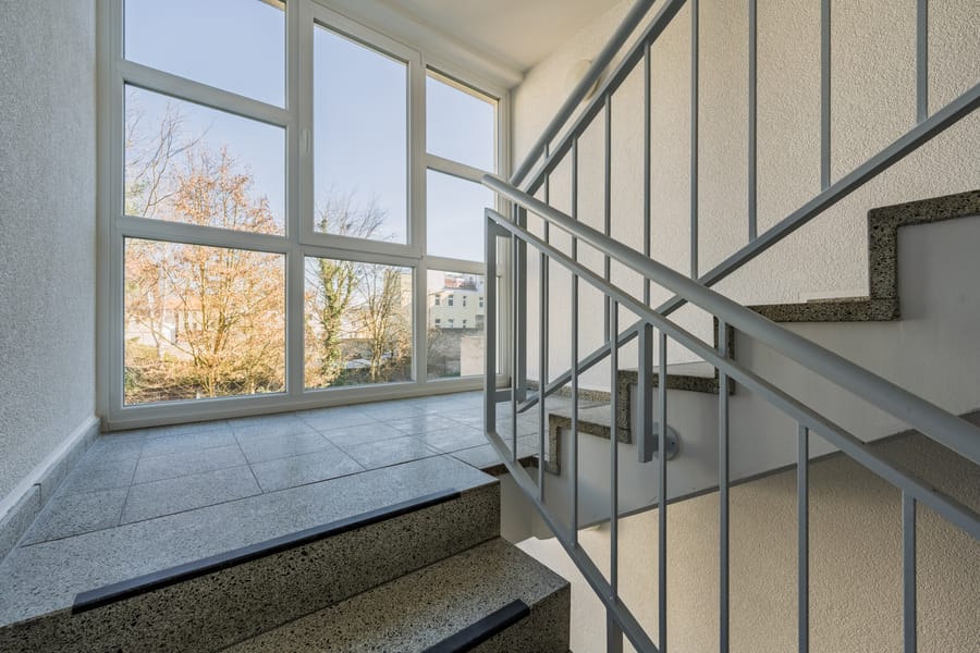 Treppenhaus - Erstbezug nach Sanierung – helle 3-Zimmer-Wohnung mit Balkon in ruhiger Lage