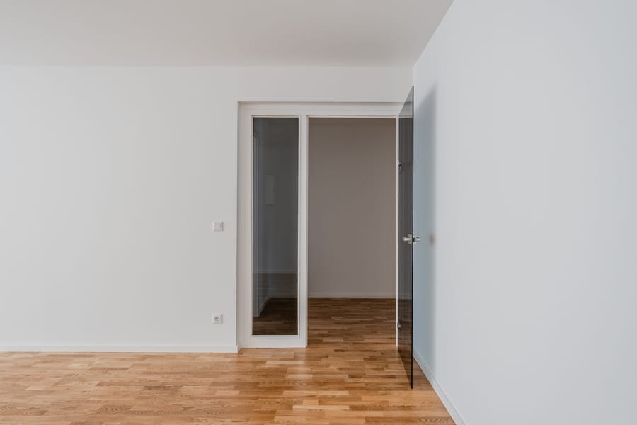 Eingangstür Wohnzimmer - Erstbezug nach Sanierung – helle 3-Zimmer-Wohnung mit Balkon in ruhiger Lage