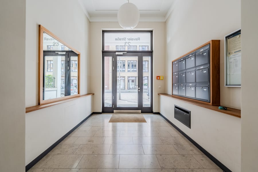 Apartman bloğunda posta kutuları bulunan aydınlık koridor - Friedrichshain'daki Boxhagener Kiez'de bahçeli, son derece güzel ve aile dostu daire