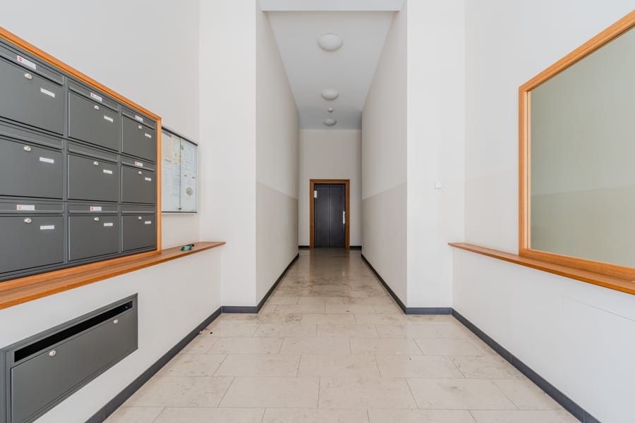 Posta kutuları ve asansör ile aydınlık koridor - Friedrichshain'daki Boxhagener Kiez'de bahçeli, süper güzel ve aile dostu daire
