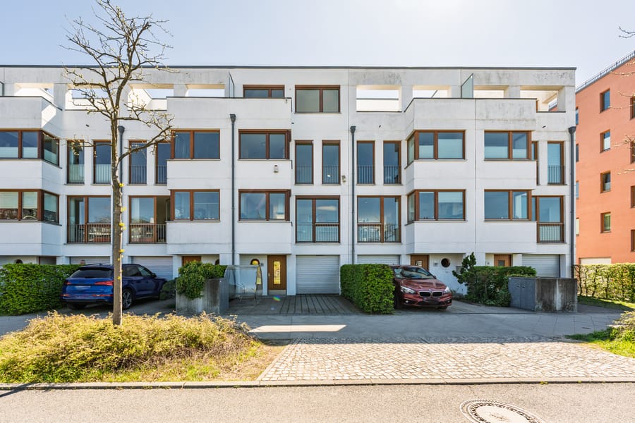 Zeitlose Townhouse-Architektur mit klaren Linien und großen Fensterflächen - Townhaus an der Rummelsburger Bucht – familienfreundlich mit 6 Zimmern
