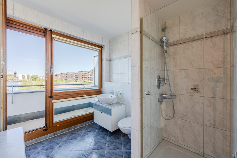 Zeitlos gefliestes Bad mit Dusche und hellem Fensterbereich - Townhaus an der Rummelsburger Bucht – familienfreundlich mit 6 Zimmern