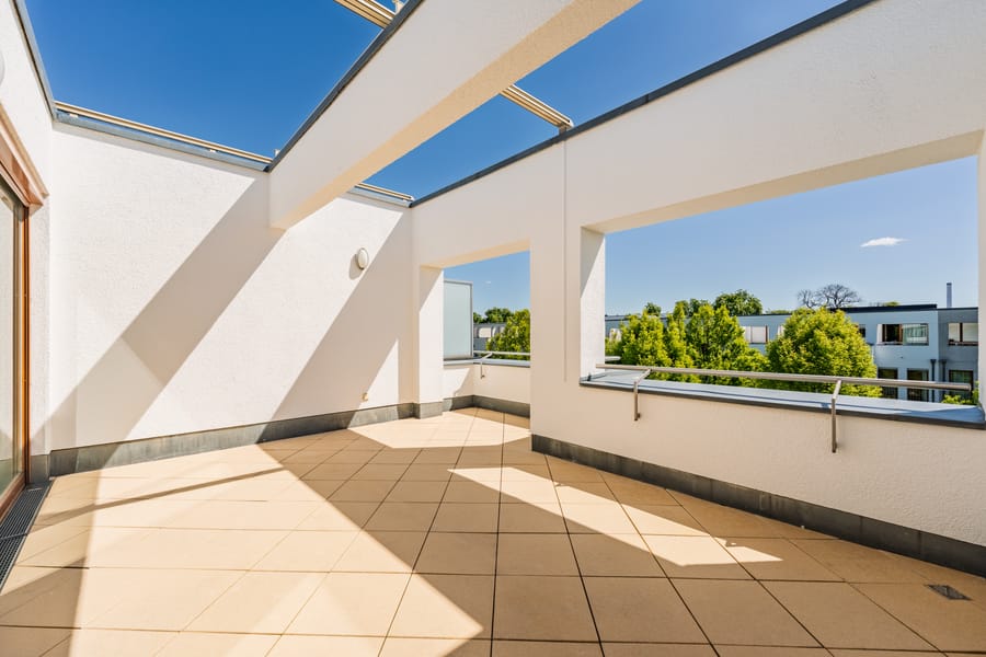 Dachterrasse mit Blickrichtung Wasser und klarer Linienführung - Townhaus an der Rummelsburger Bucht – familienfreundlich mit 6 Zimmern