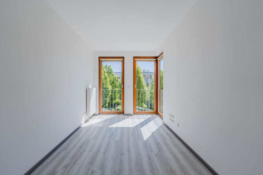 Schlafzimmer mit großer Fensterfront und grünem Ausblick - Townhaus an der Rummelsburger Bucht – familienfreundlich mit 6 Zimmern