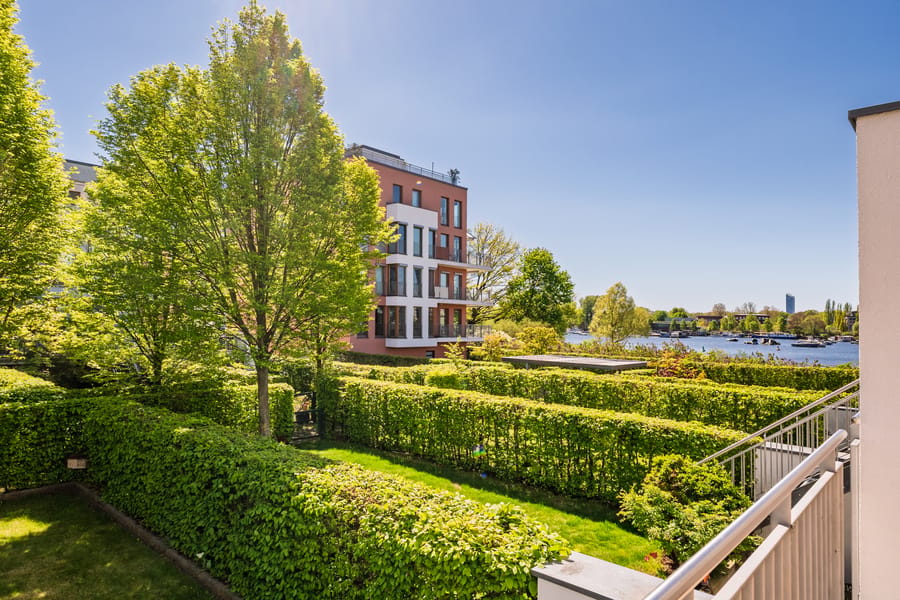 Freier Blick ins Grüne mit sichtbarer Wassernähe - Townhaus an der Rummelsburger Bucht – familienfreundlich mit 6 Zimmern