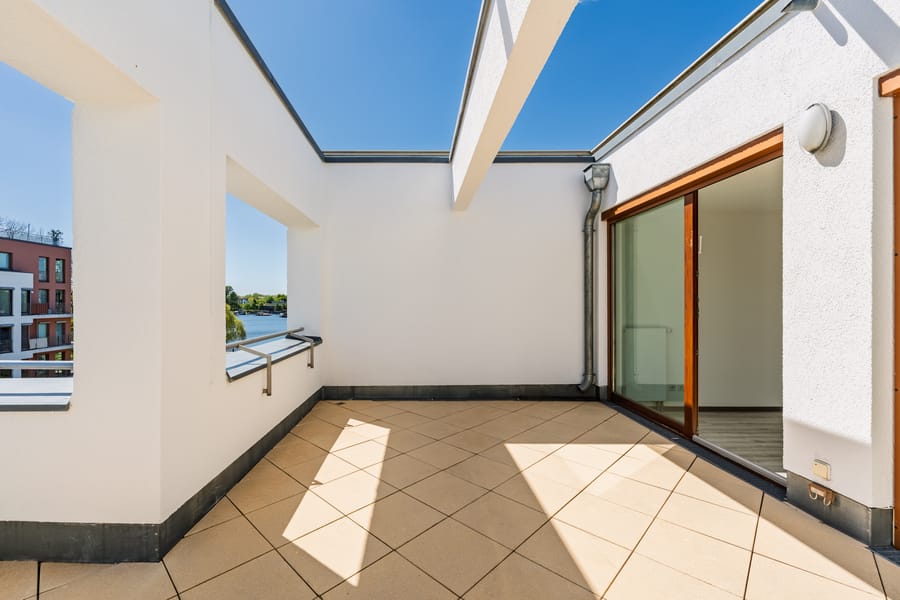 Großzügige Dachterrasse mit direktem Zugang zum Wohnbereich - Townhaus an der Rummelsburger Bucht – familienfreundlich mit 6 Zimmern