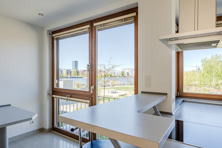 Essplatz an der Küchenbar mit freiem Blick ins Grüne und Richtung Wasser - Townhaus an der Rummelsburger Bucht – familienfreundlich mit 6 Zimmern