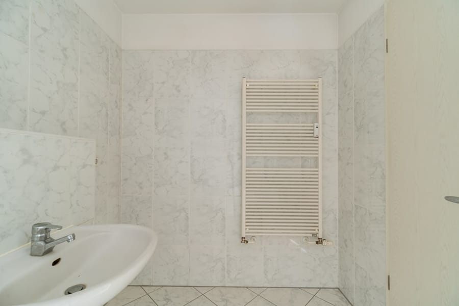 Havlu radyatörlü mermer efektli banyo - Berlin , Müggelheim (Köpenick)'de kat dairesi