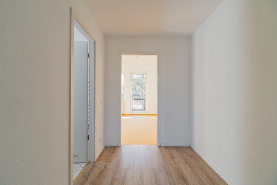 Laminat zeminli ve balkon manzaralı aydınlık koridor - Berlin , Müggelheim (Köpenick)'de zemin kat daire