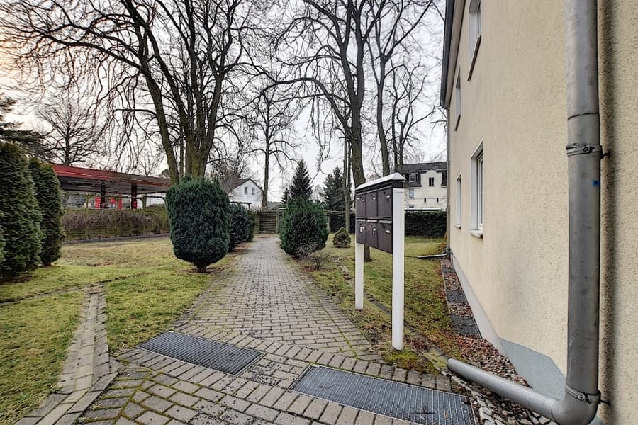 Eingangsweg mit Briefkästen am Mehrfamilienhaus - Dachgeschosswohnung in Berlin / Müggelheim