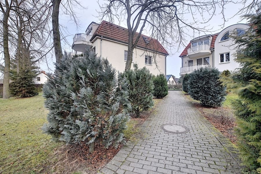 Zwei Mehrfamilienhäuser mit Balkonen - Dachgeschosswohnung in Berlin / Müggelheim