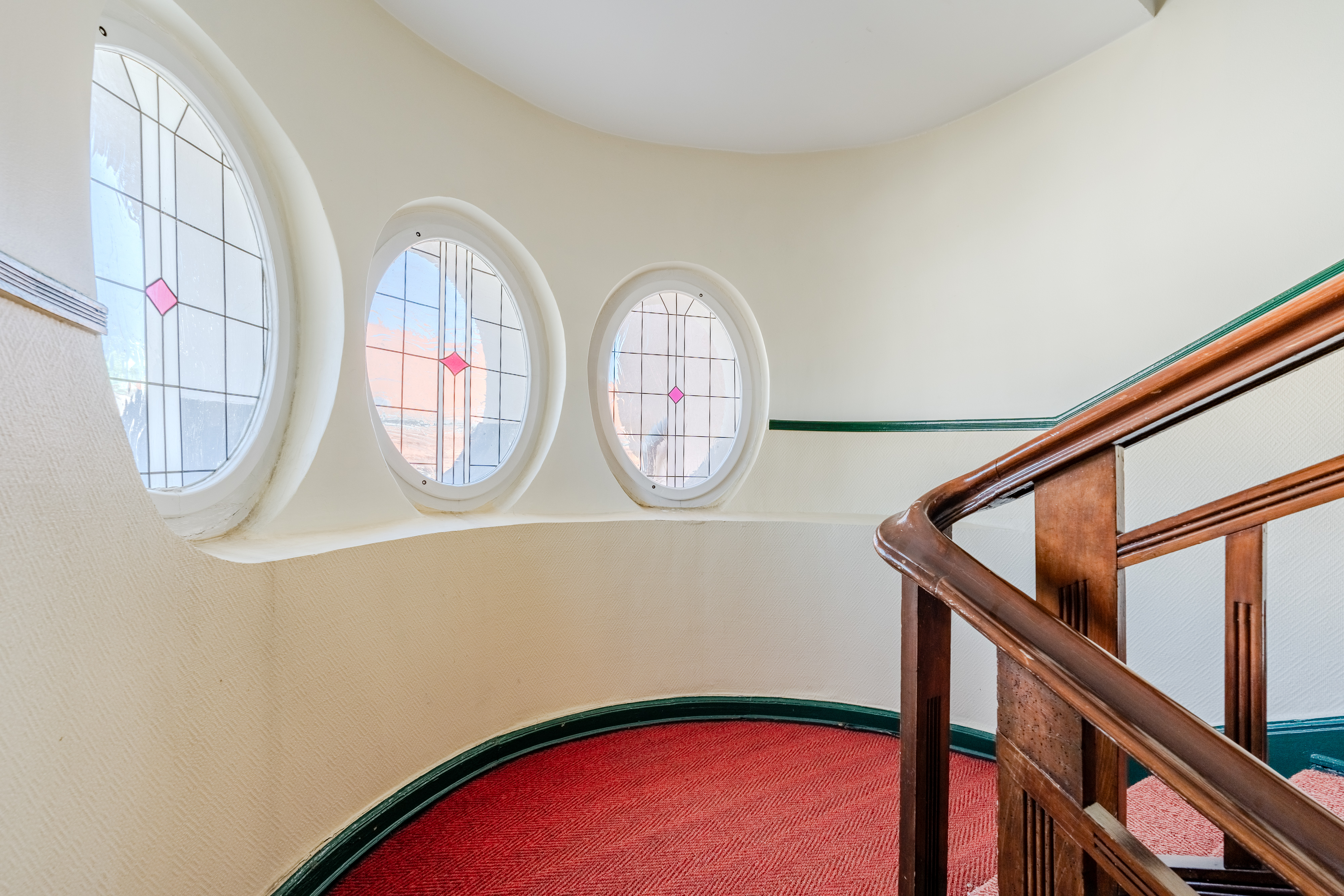 Altbau-Treppenhaus mit Rundfenstern - Großzügige Dachgeschosswohnung in Steglitz mit Panoramablick