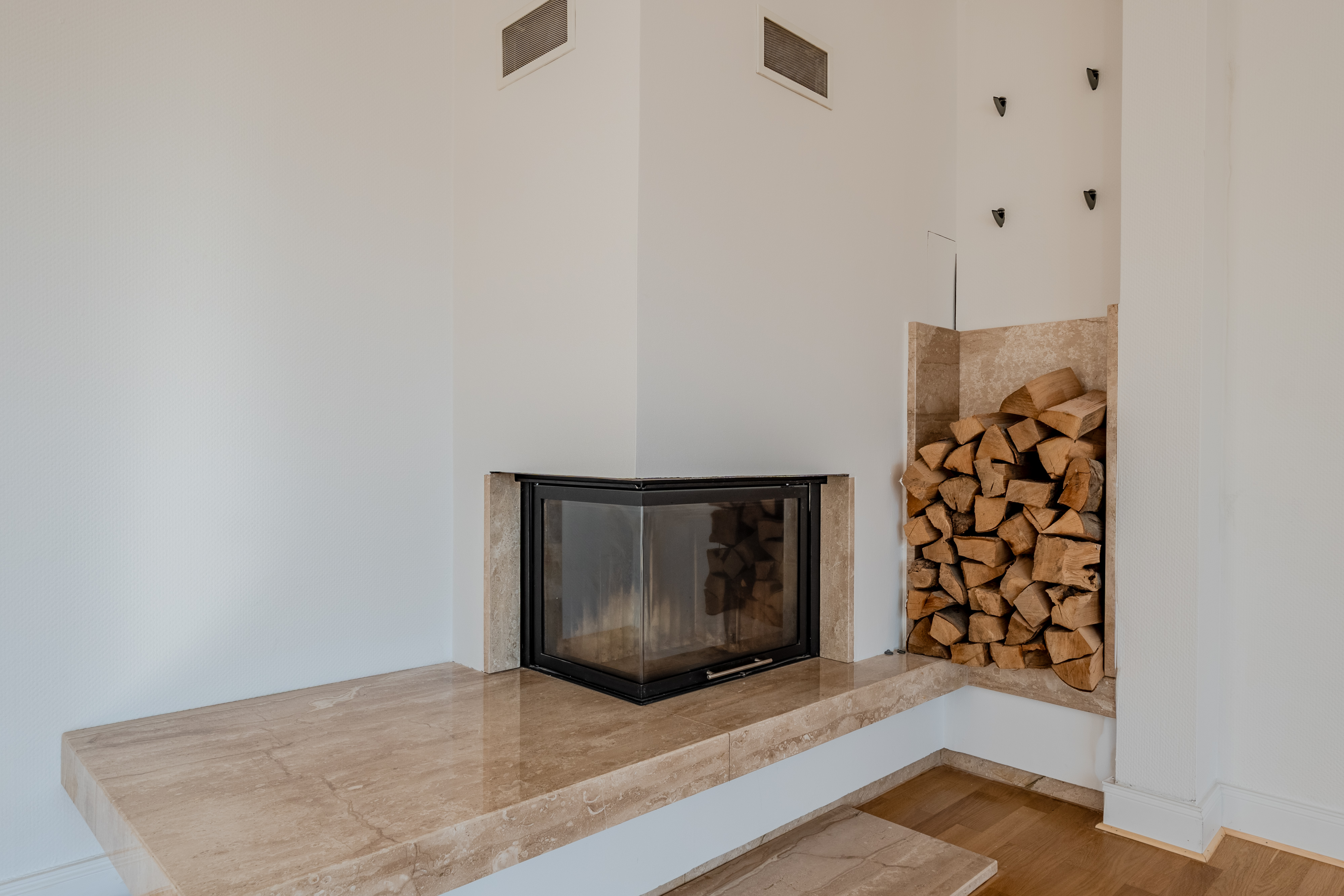 Wohnzimmerkamin mit Marmorbank und Holzfach - Großzügige Dachgeschosswohnung in Steglitz mit Panoramablick