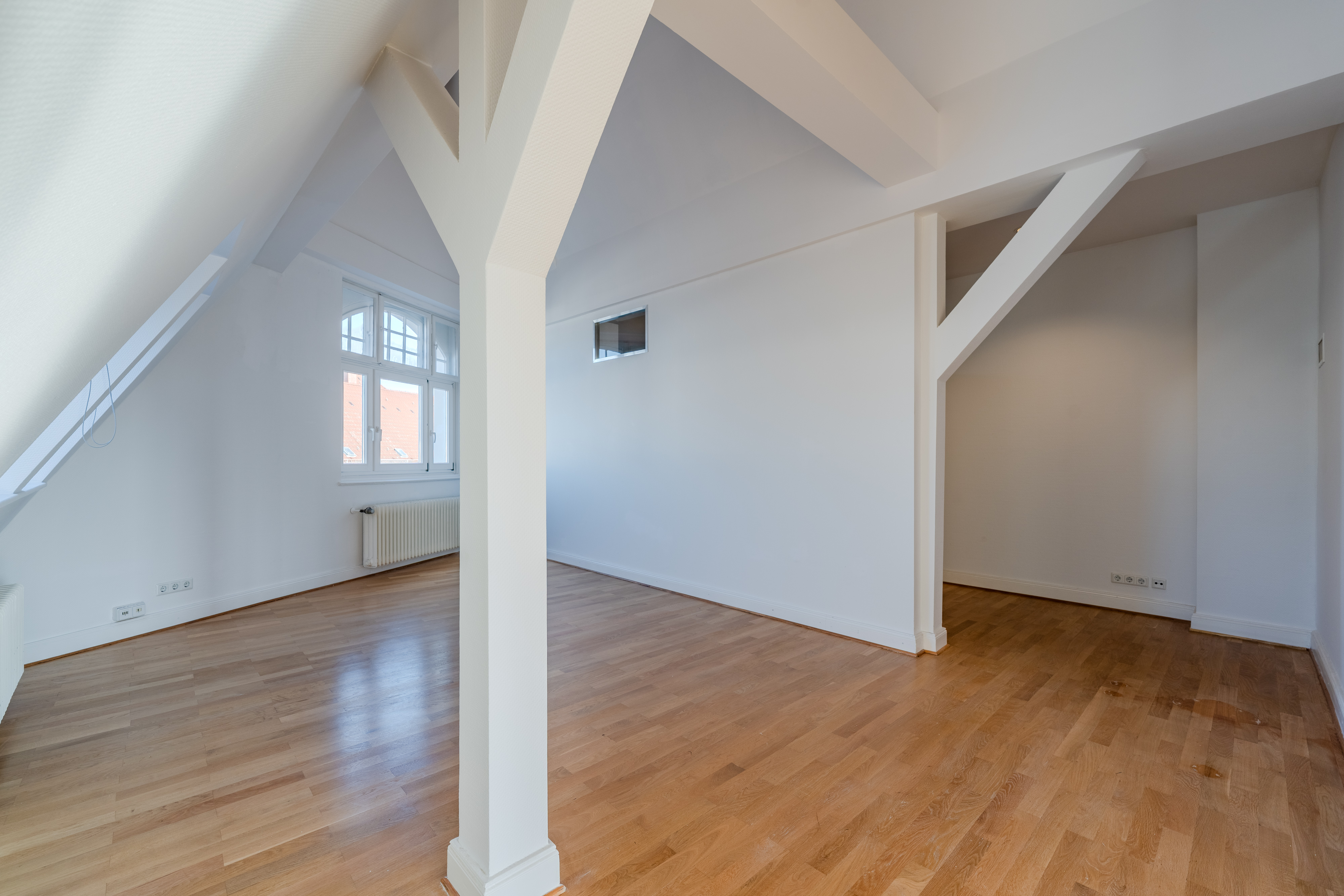 Schlafzimmer 1 mit begehbarem Kleiderschrank - Großzügige Dachgeschosswohnung in Steglitz mit Panoramablick