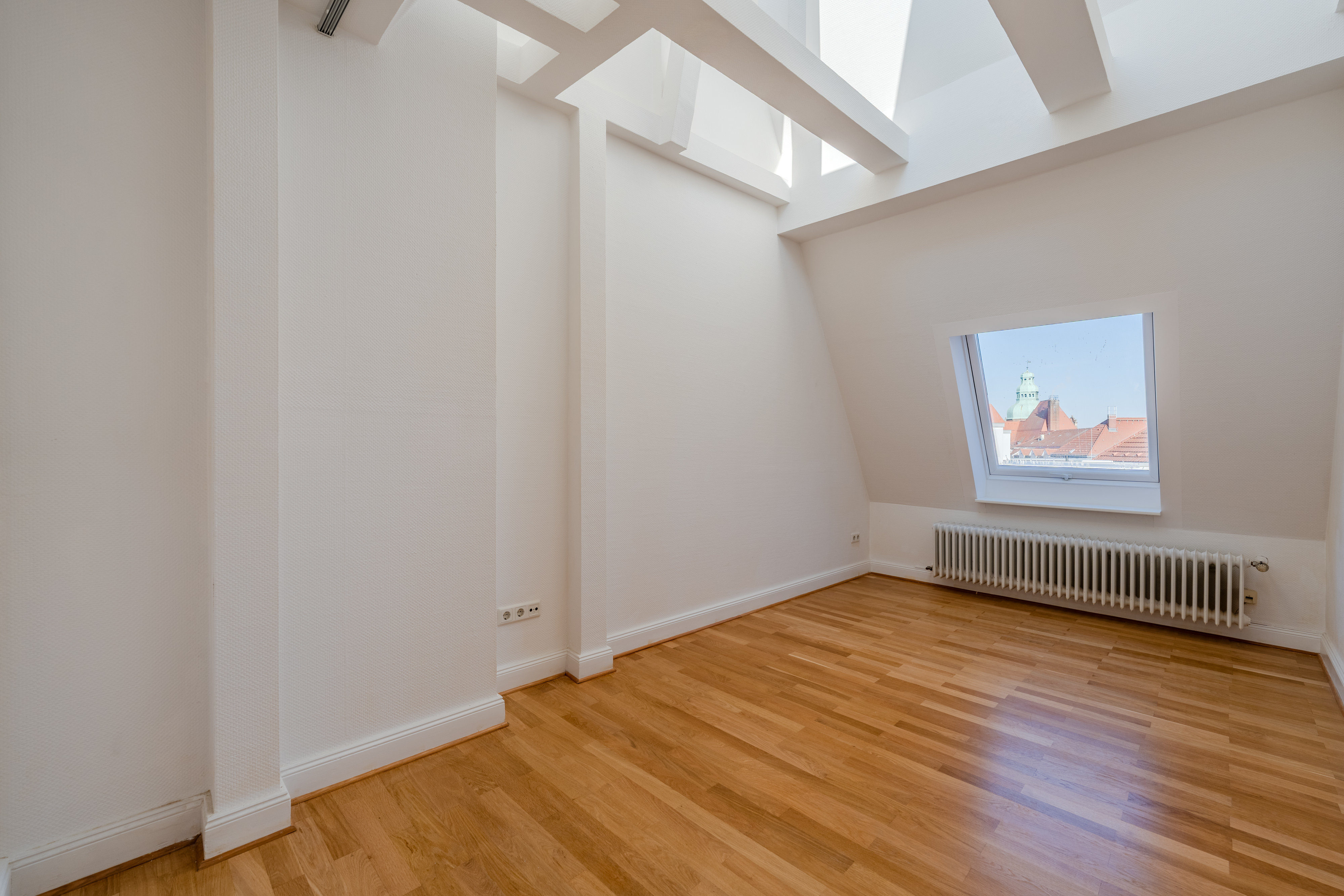 Helle Altbau-Dachgeschosswohnung mit Gaubenfenster - Großzügige Dachgeschosswohnung in Steglitz mit Panoramablick