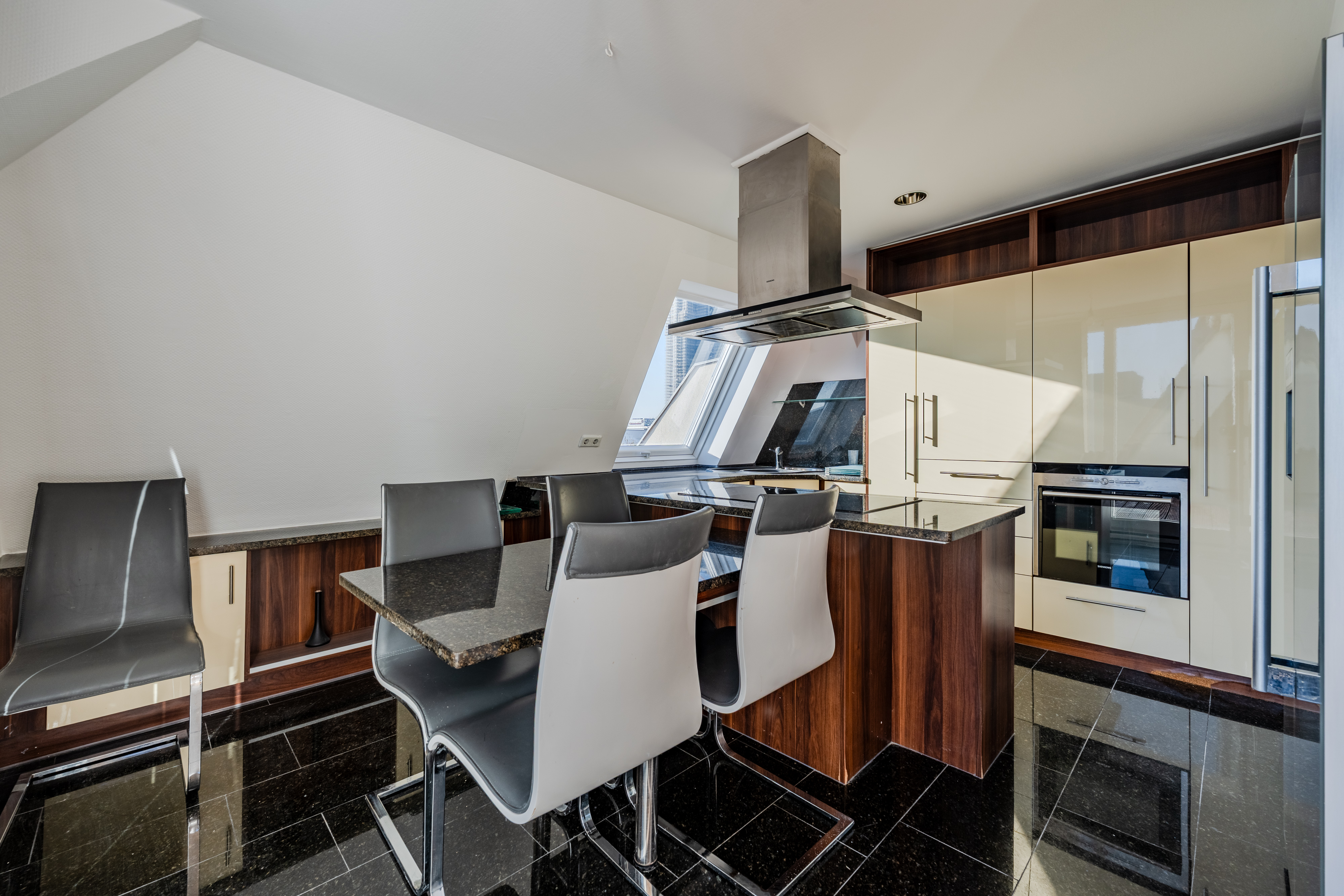 Penthouse mit Kochinsel und Einbauküche - Großzügige Dachgeschosswohnung in Steglitz mit Panoramablick