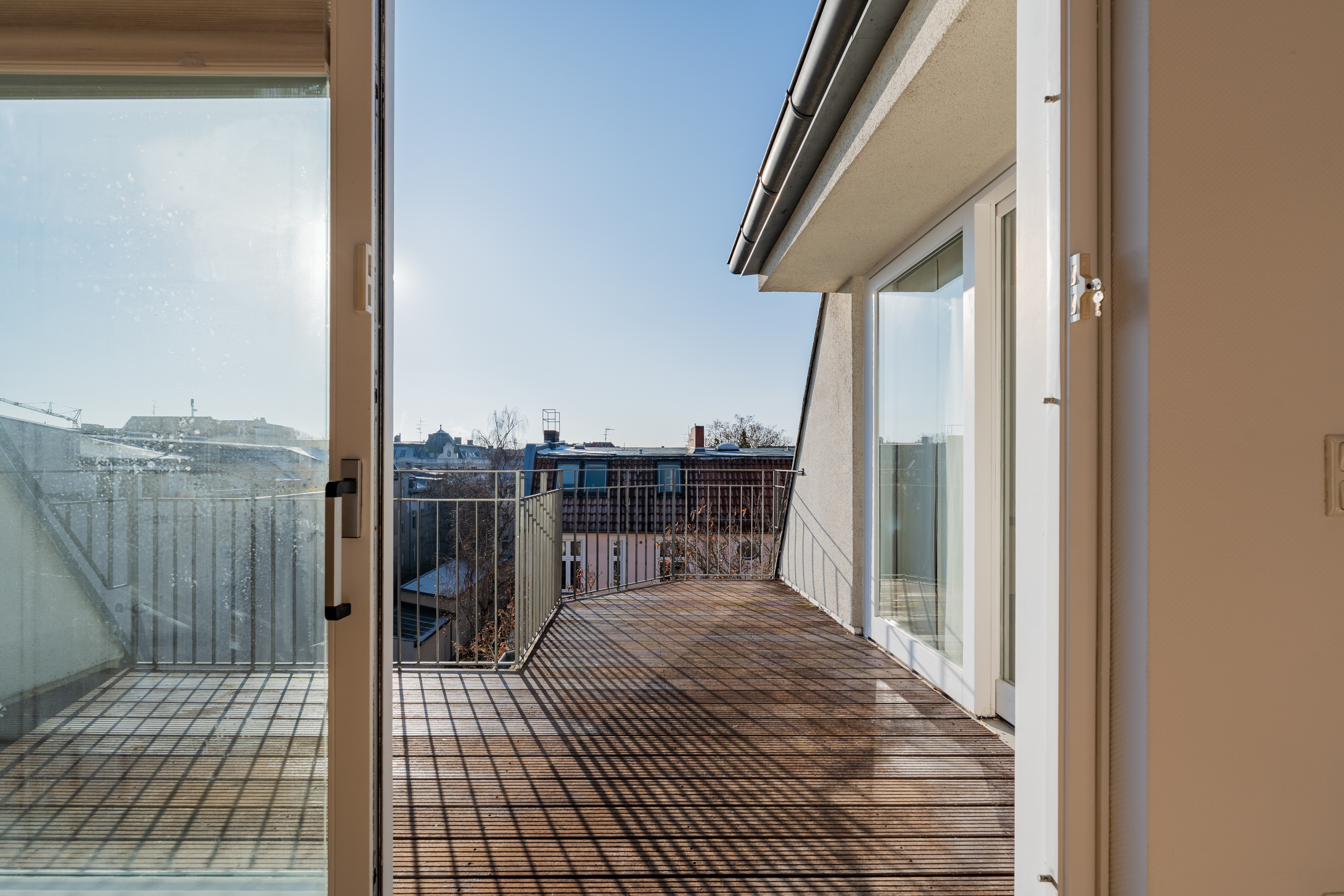 Helle Dachgeschosswohnung mit großer Dachterrasse - Großzügige Dachgeschosswohnung in Steglitz mit Panoramablick