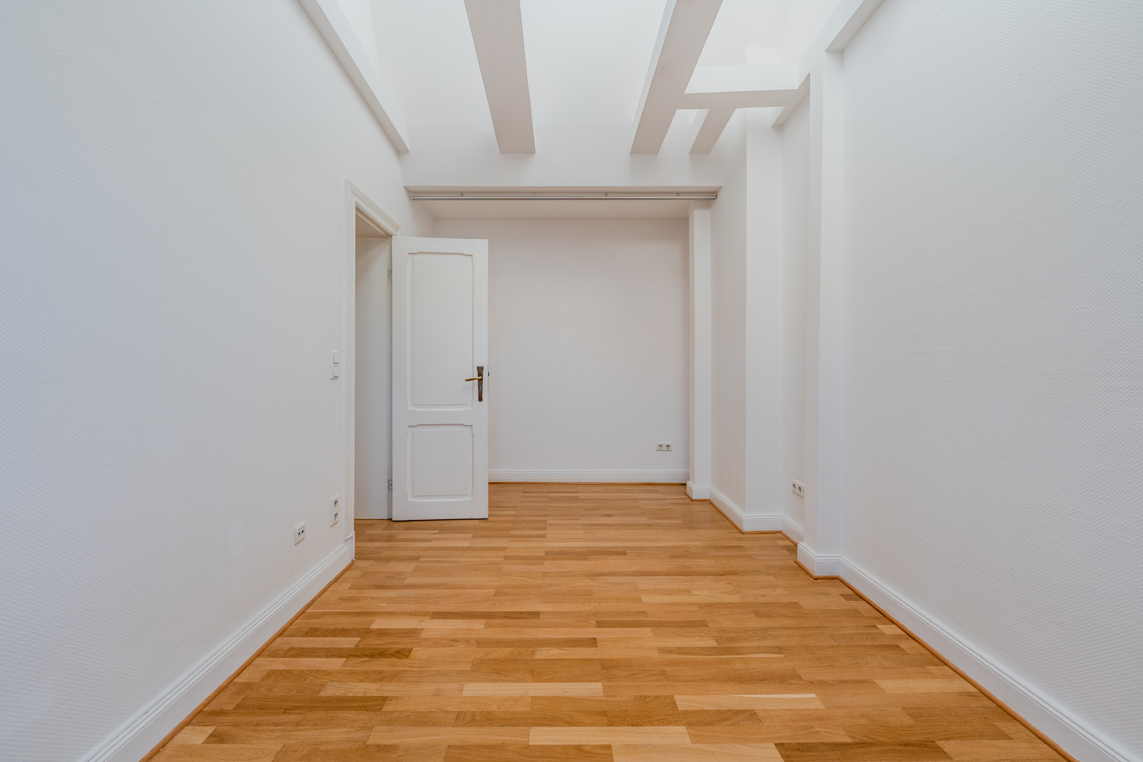 Heller Flur mit Parkettboden und Oberlichtern - Großzügige Dachgeschosswohnung in Steglitz mit Panoramablick