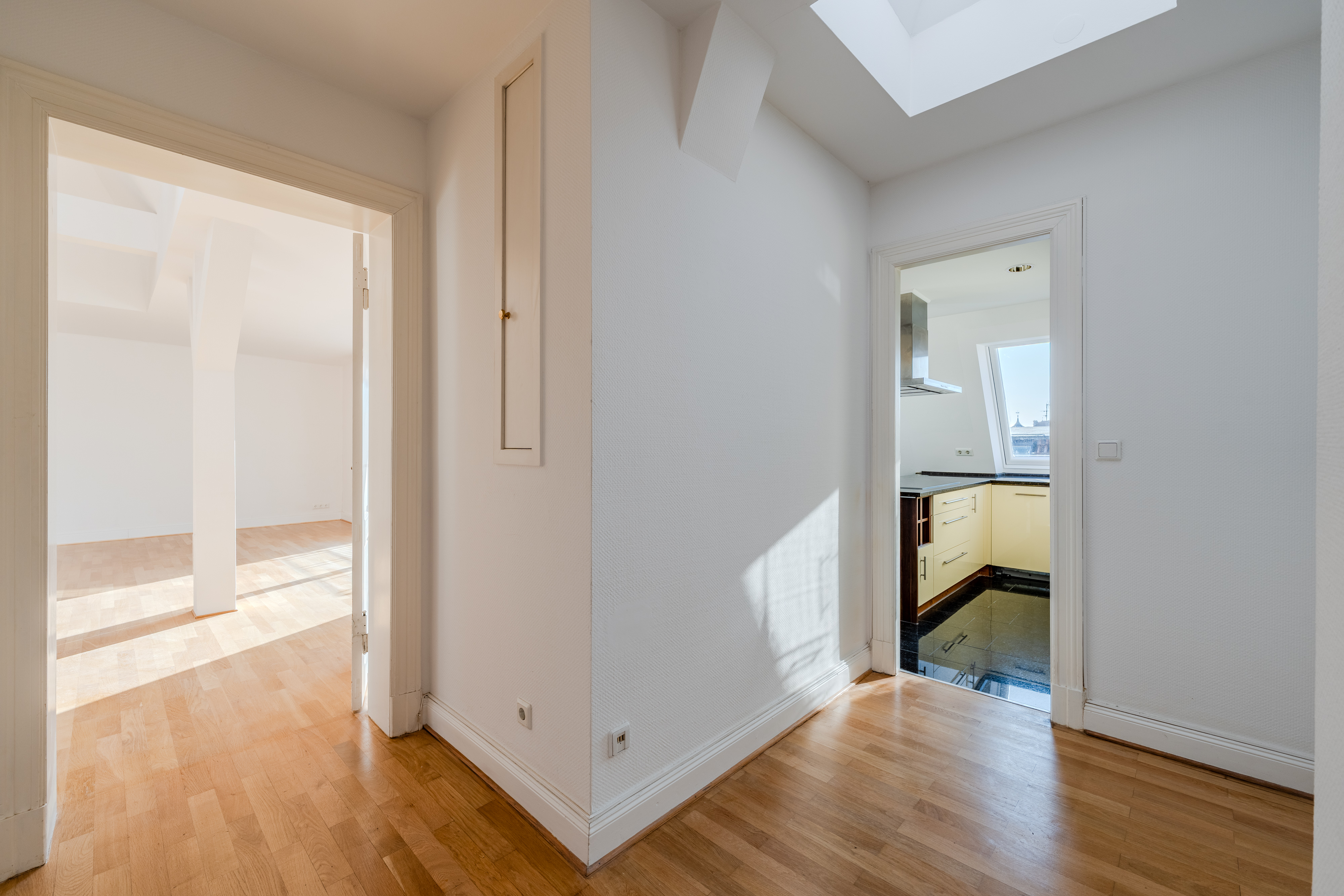 Helle Dachgeschosswohnung mit Einbauküche und Holzparkett - Großzügige Dachgeschosswohnung in Steglitz mit Panoramablick