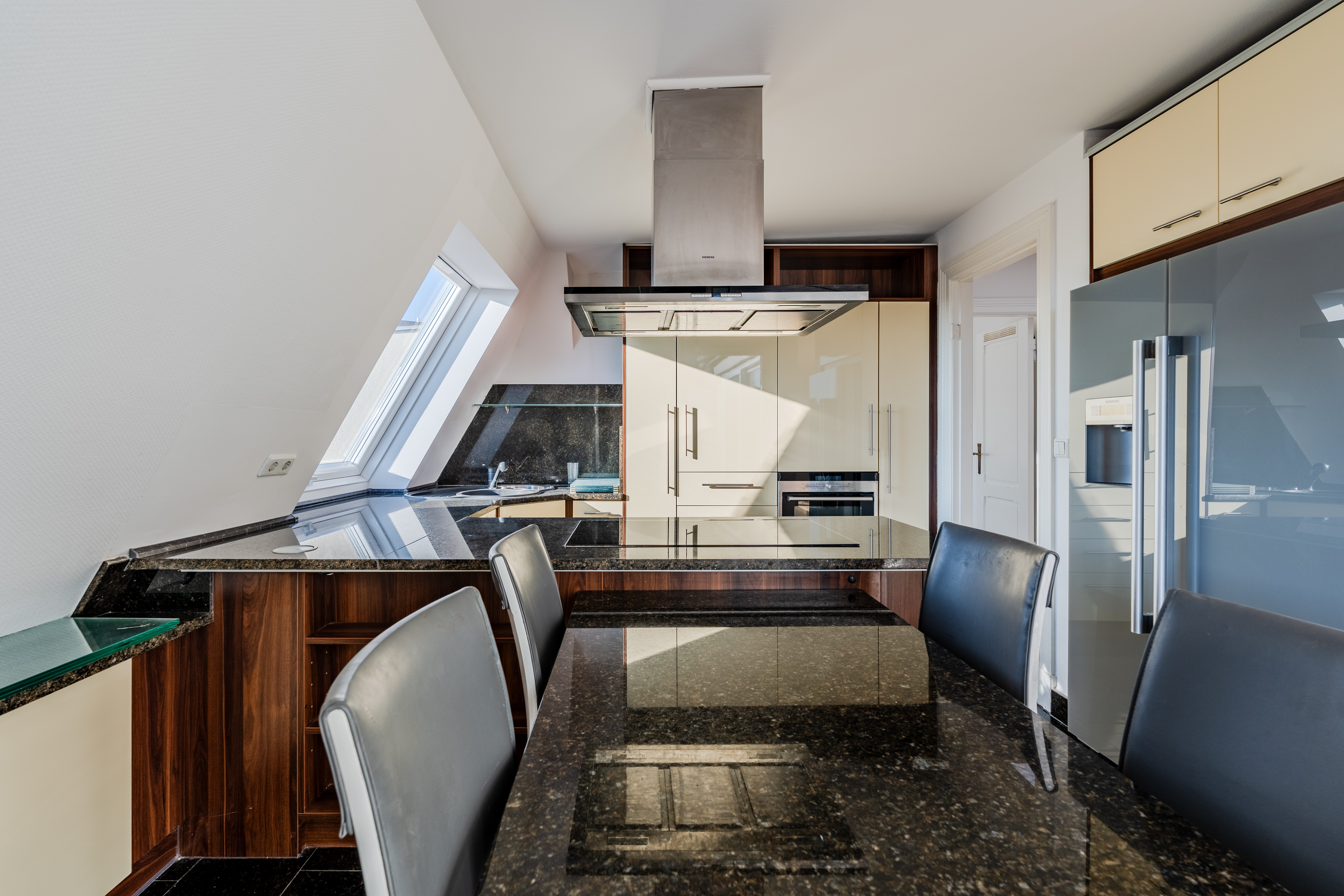 Dachgeschosswohnung mit Granit-Kochinsel - Großzügige Dachgeschosswohnung in Steglitz mit Panoramablick