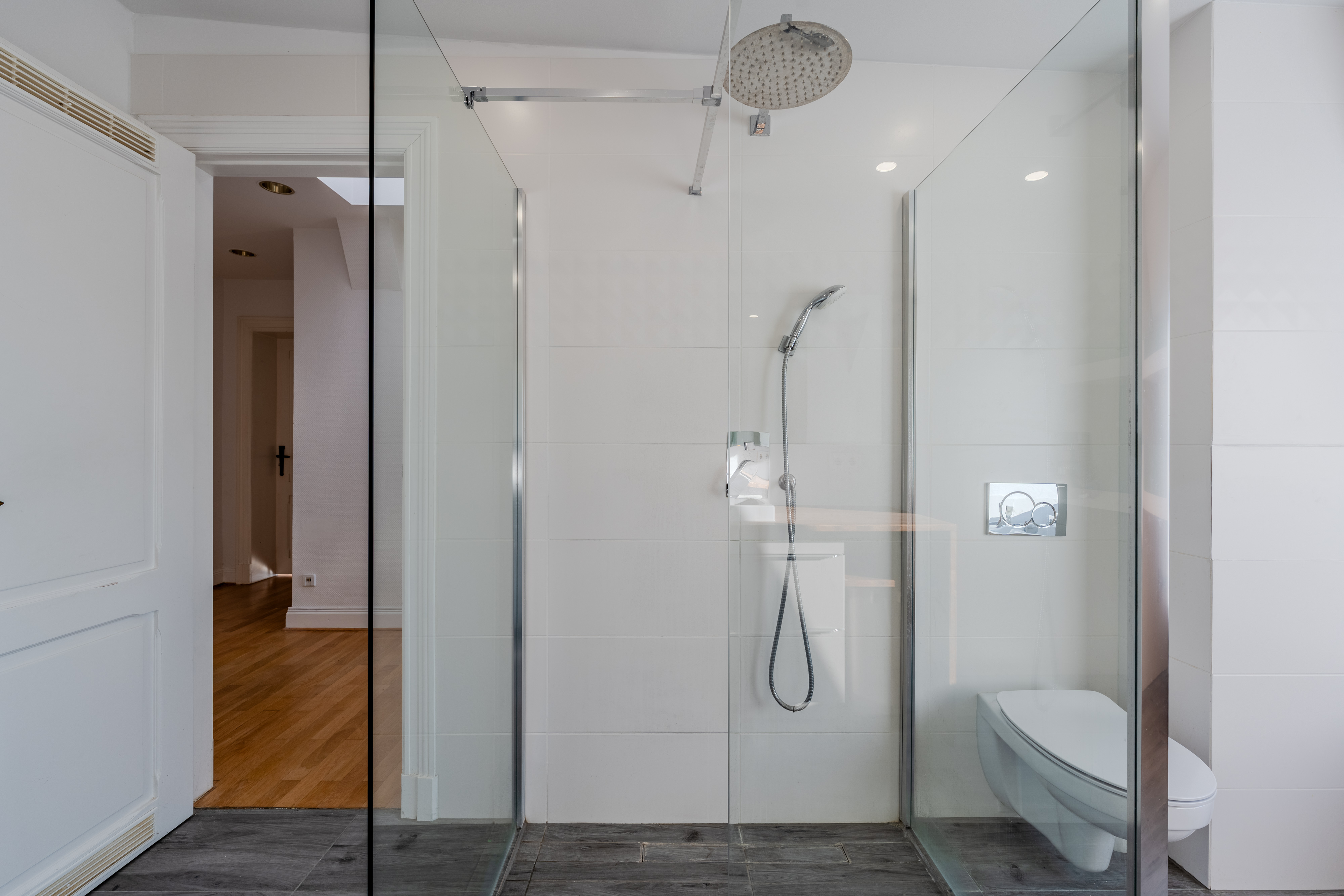 Modernes Bad mit begehbarer Glasdusche - Großzügige Dachgeschosswohnung in Steglitz mit Panoramablick