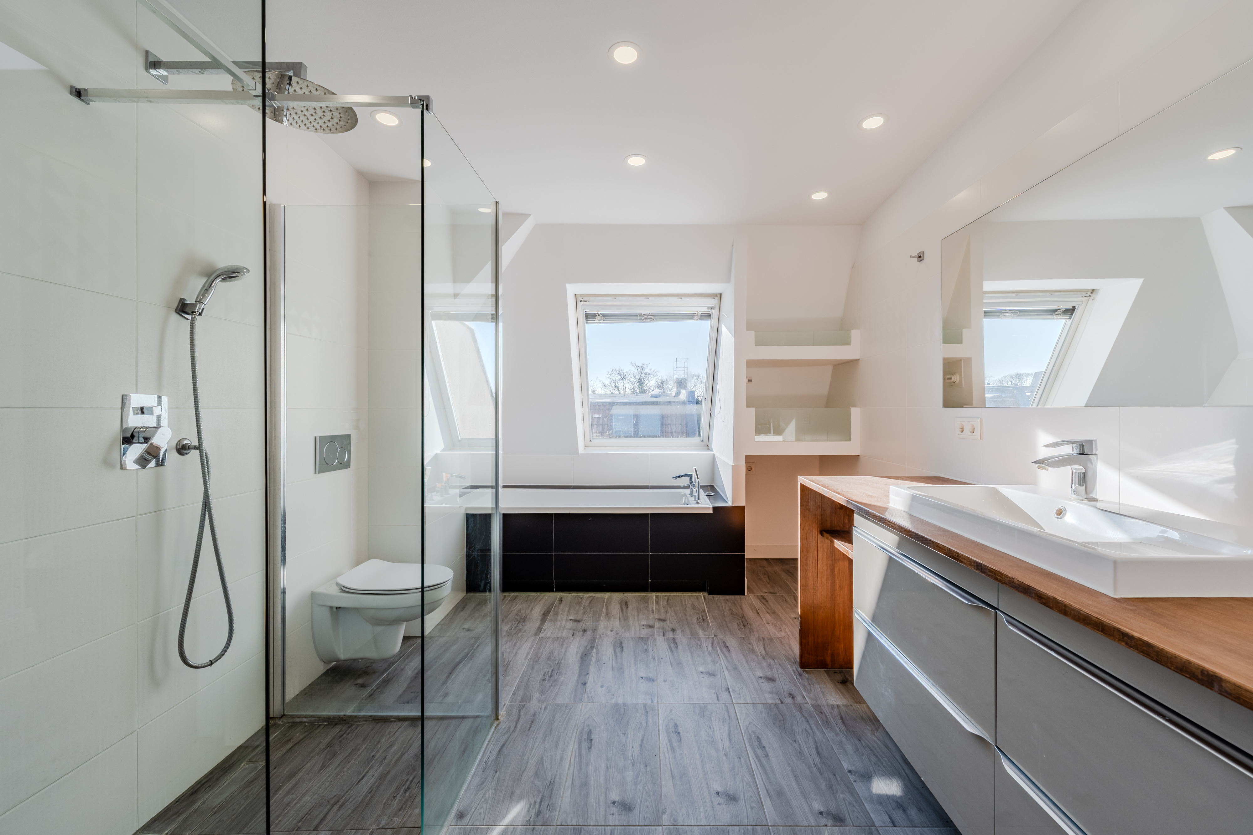 Badezimmer in Dachgeschosswohnung mit Wanne und Dusche - Großzügige Dachgeschosswohnung in Steglitz mit Panoramablick