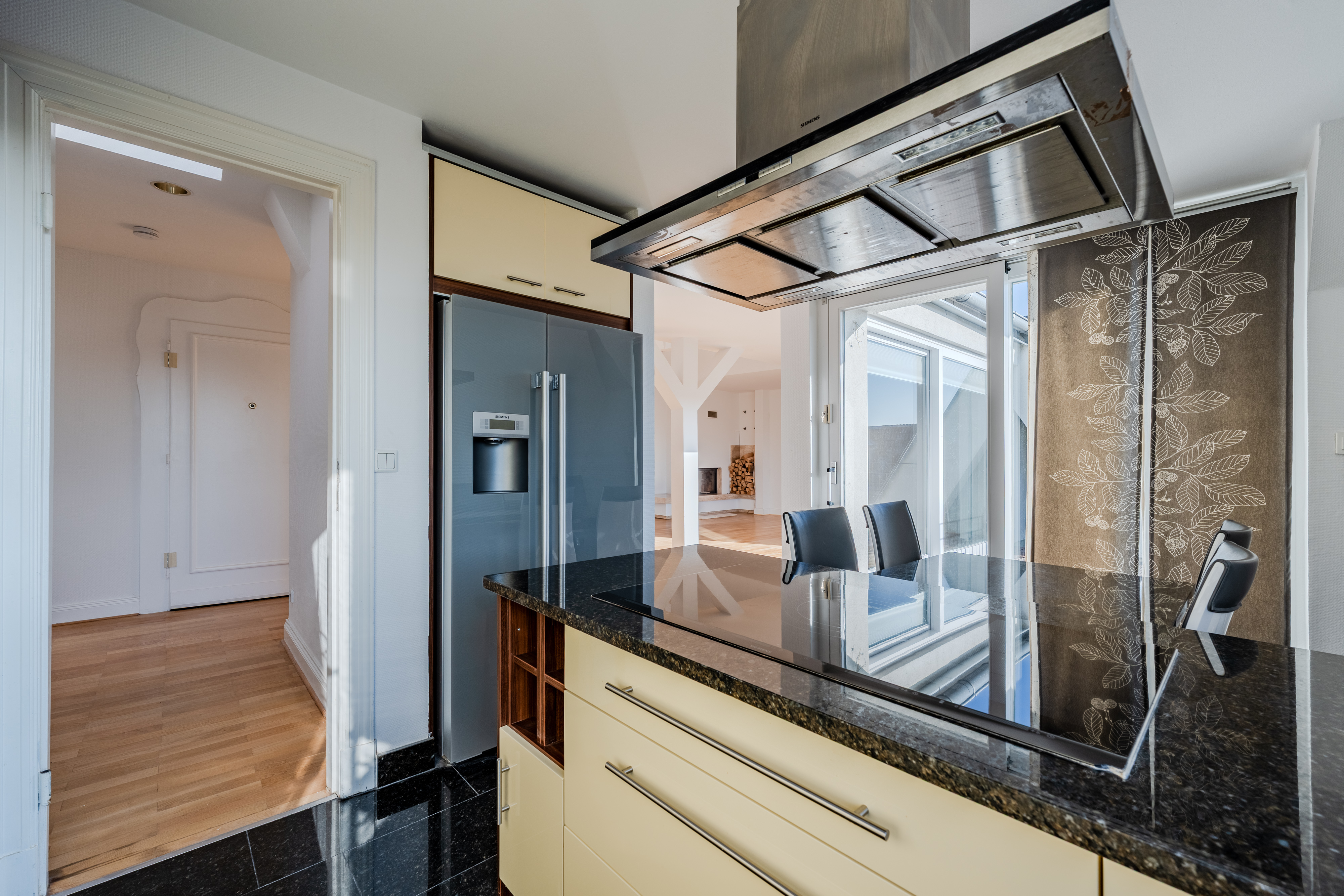 Helle Dachgeschosswohnung mit Kochinsel - Großzügige Dachgeschosswohnung in Steglitz mit Panoramablick