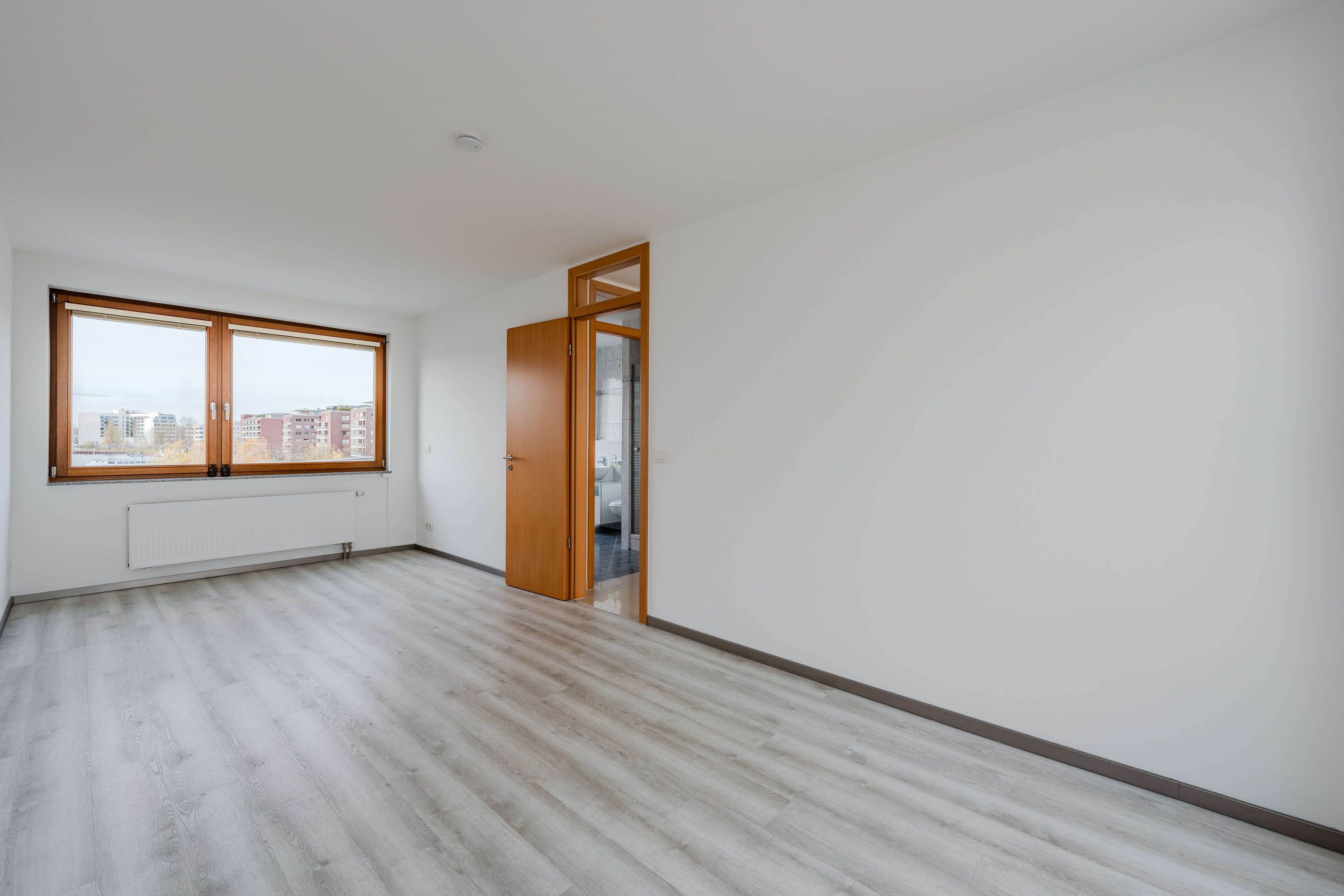 Helles Wohnzimmer mit großem Panoramafenster - Townhaus an der Rummelsburger Bucht – familienfreundlich mit 6 Zimmern