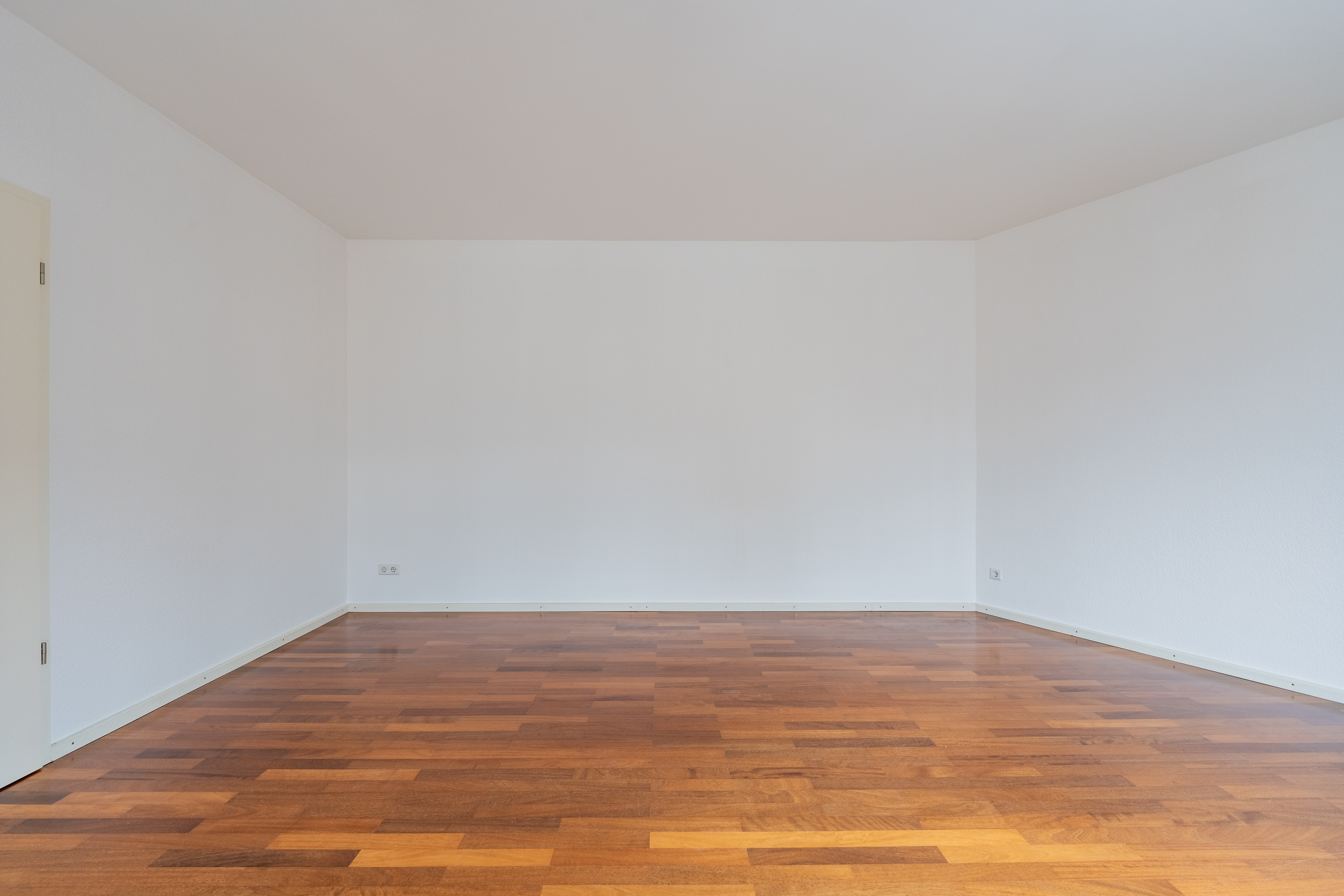 Leerstehendes Wohnzimmer mit Parkettboden - BEZUGSFREI – AM PARK PANKOW – Exklusive Eigentumswohnung in ganz besonderer Lage *PROVISIONSFREI*