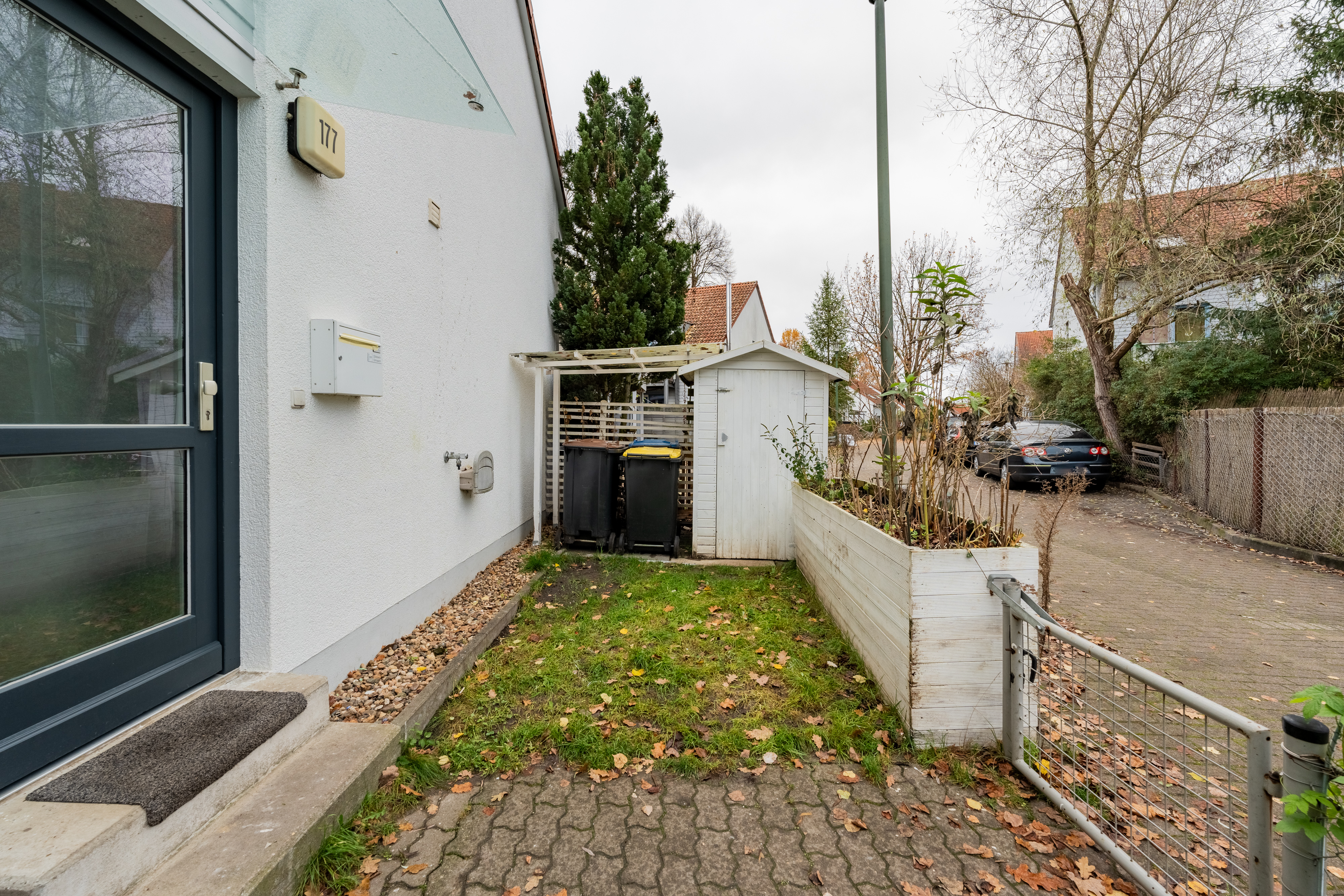 Front garden - Modernised terraced corner house in quiet residential area