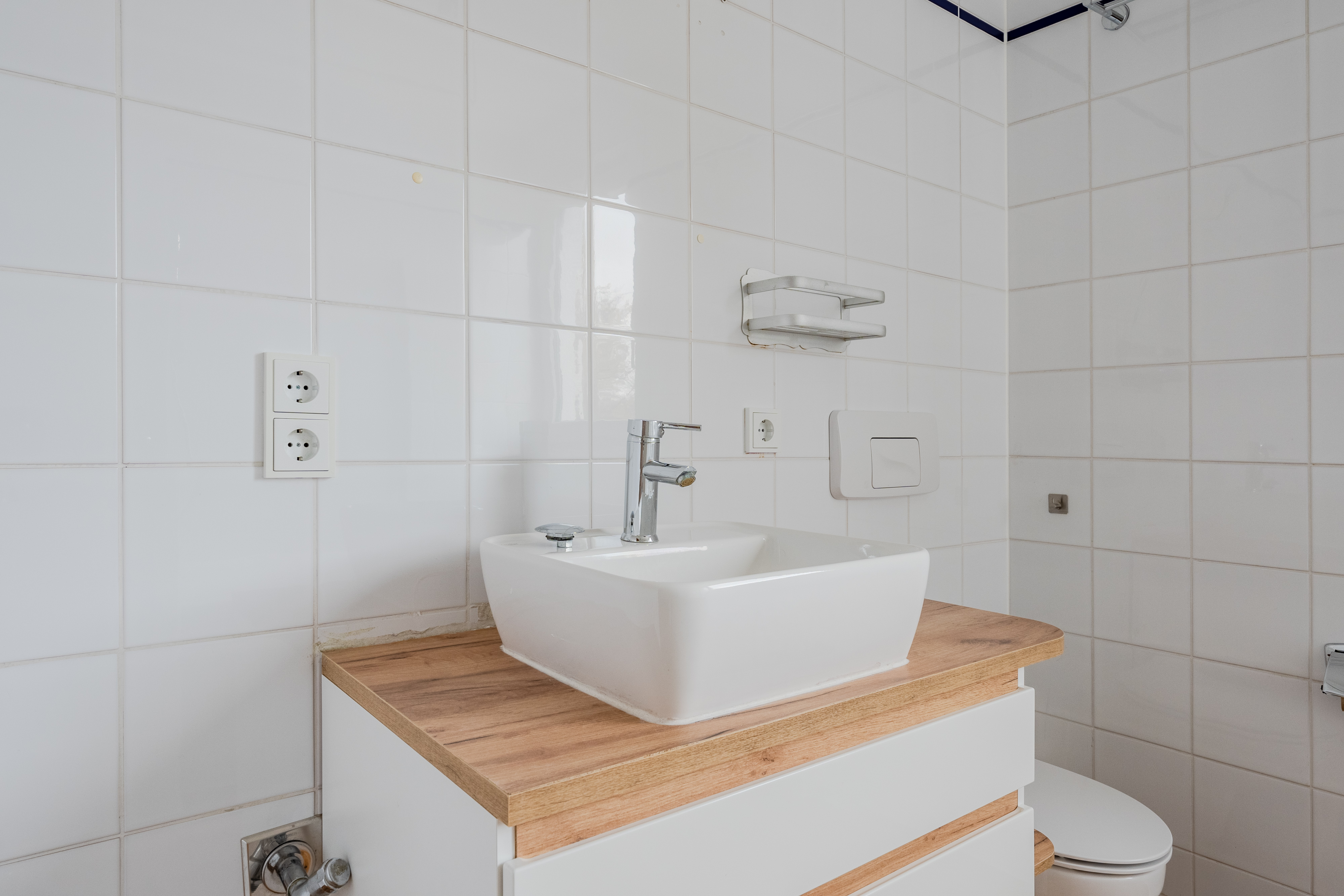 Washbasin bathroom - Modernised terraced corner house in quiet residential area