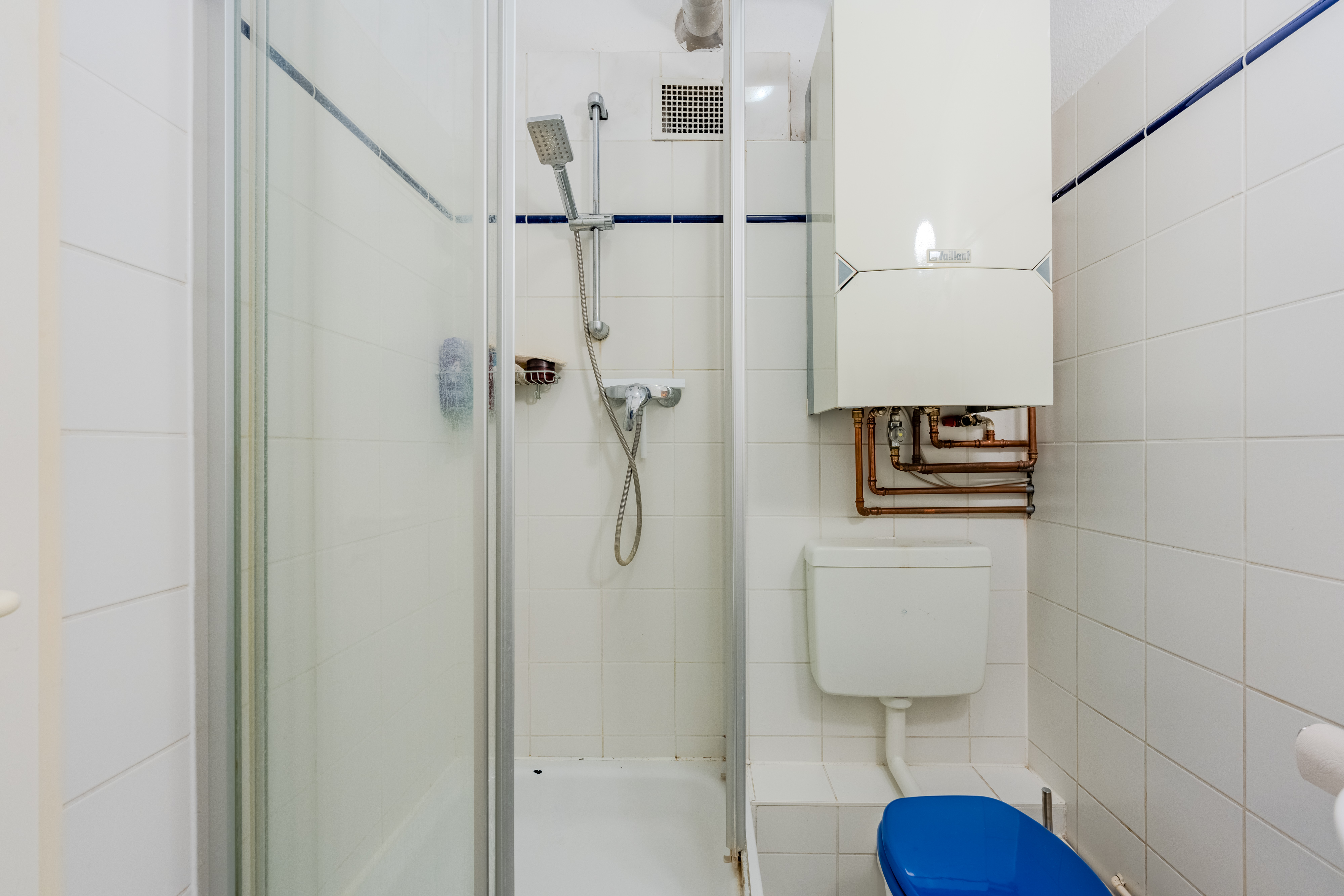 गैस बॉयलर से सुसज्जित कॉम्पैक्ट शॉवर रूम - आरामदायक सिंगल अपार्टमेंट – अक्टूबर 2024 से रहने के लिए तैयार।