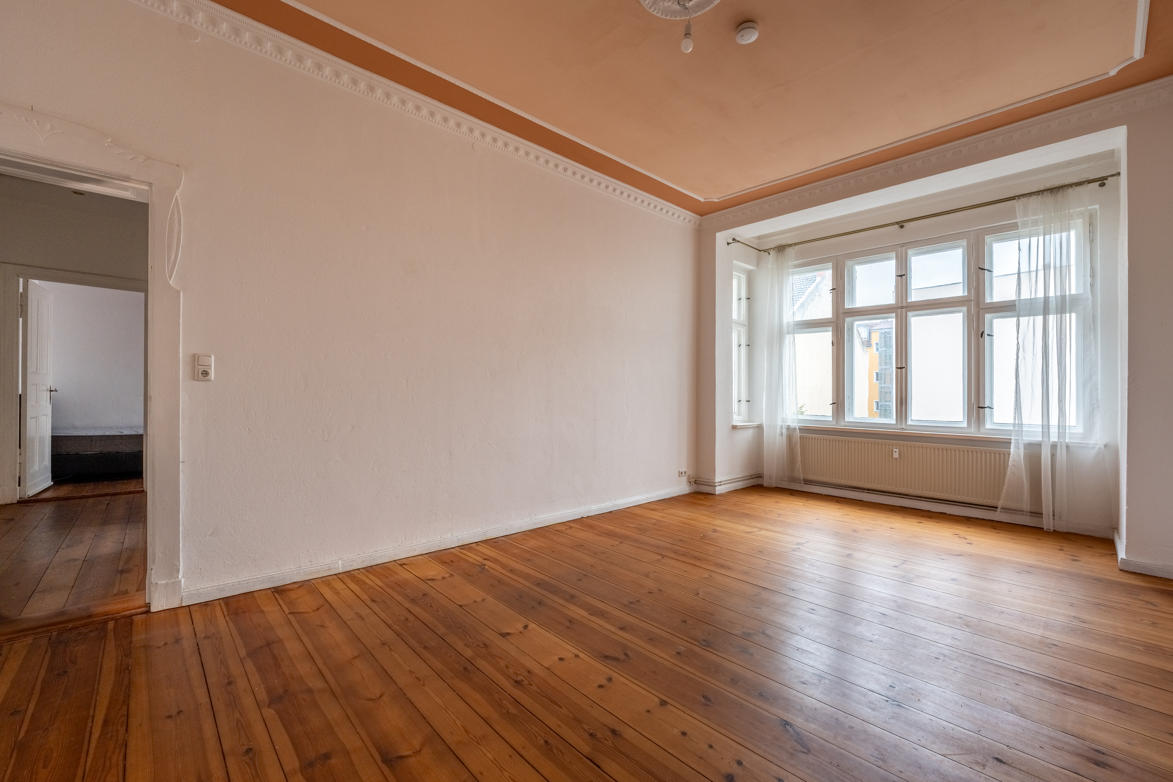 Wohnzimmer mit Stuck - BEZUGSFREI – Wunderschöne Stuck- Altbauwohnung zwischen Weserstraße und Sonnenallee