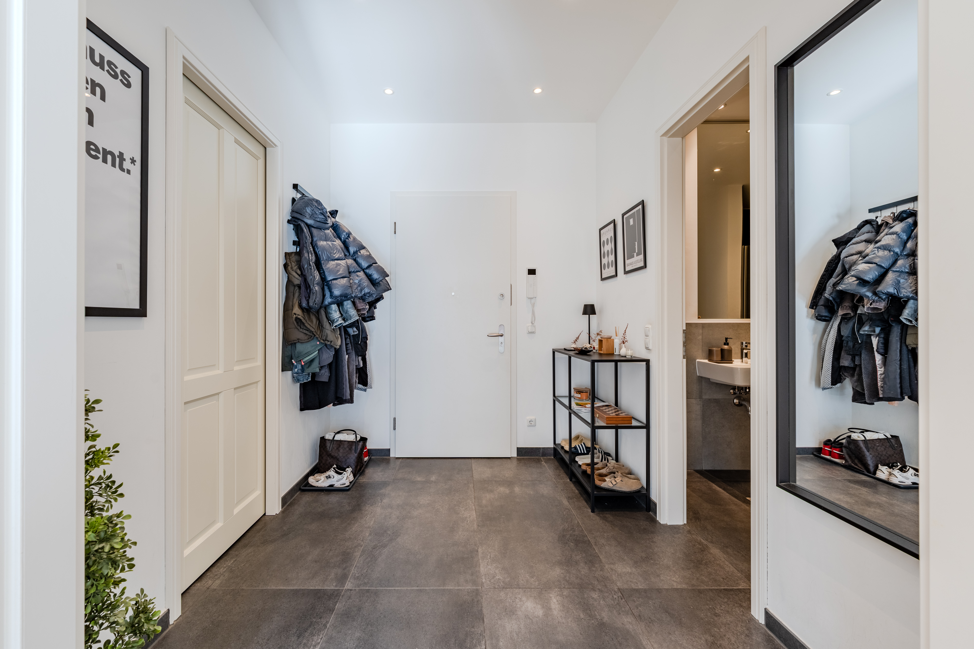 Hall d'entrée lumineux dans un appartement neuf - Moderne, en plein milieu, avec un balcon donnant sur le soleil - 2 pièces dans le quartier de Boxhagener