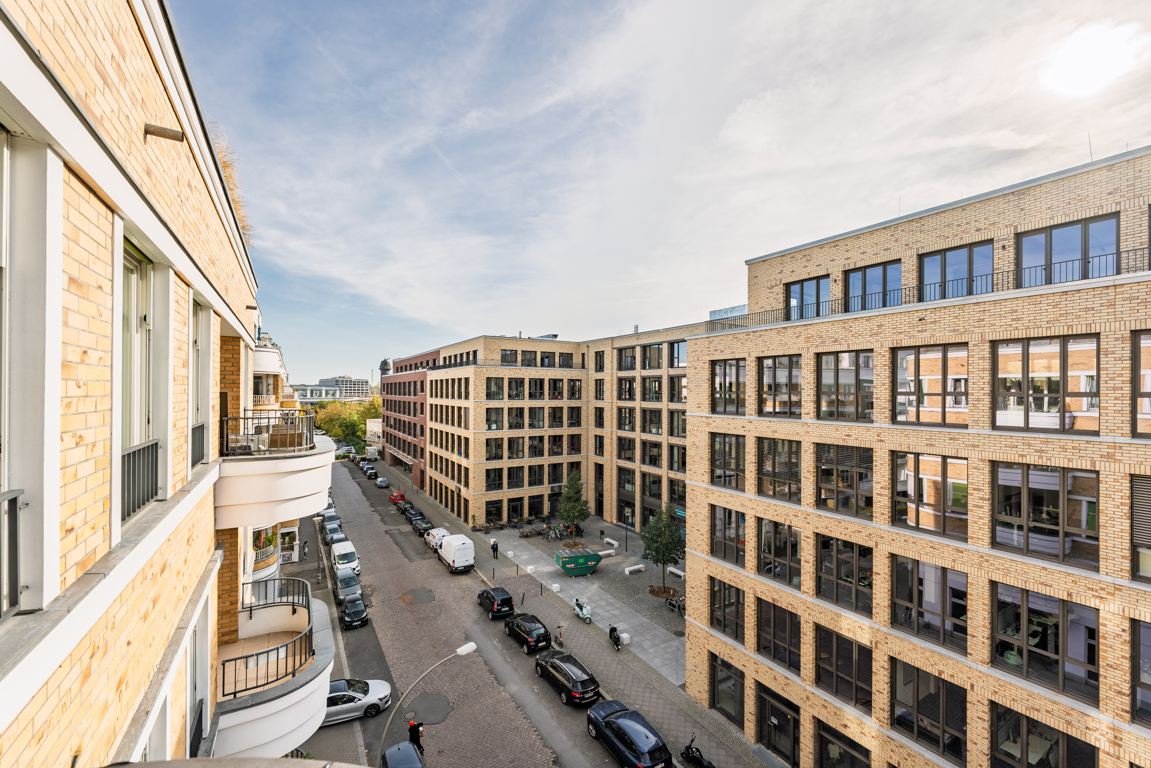Ensemble d'appartements modernes avec balcons en brique - Moderne, en plein milieu, avec balcon donnant sur le soleil - 2 pièces dans le quartier de Boxhagener