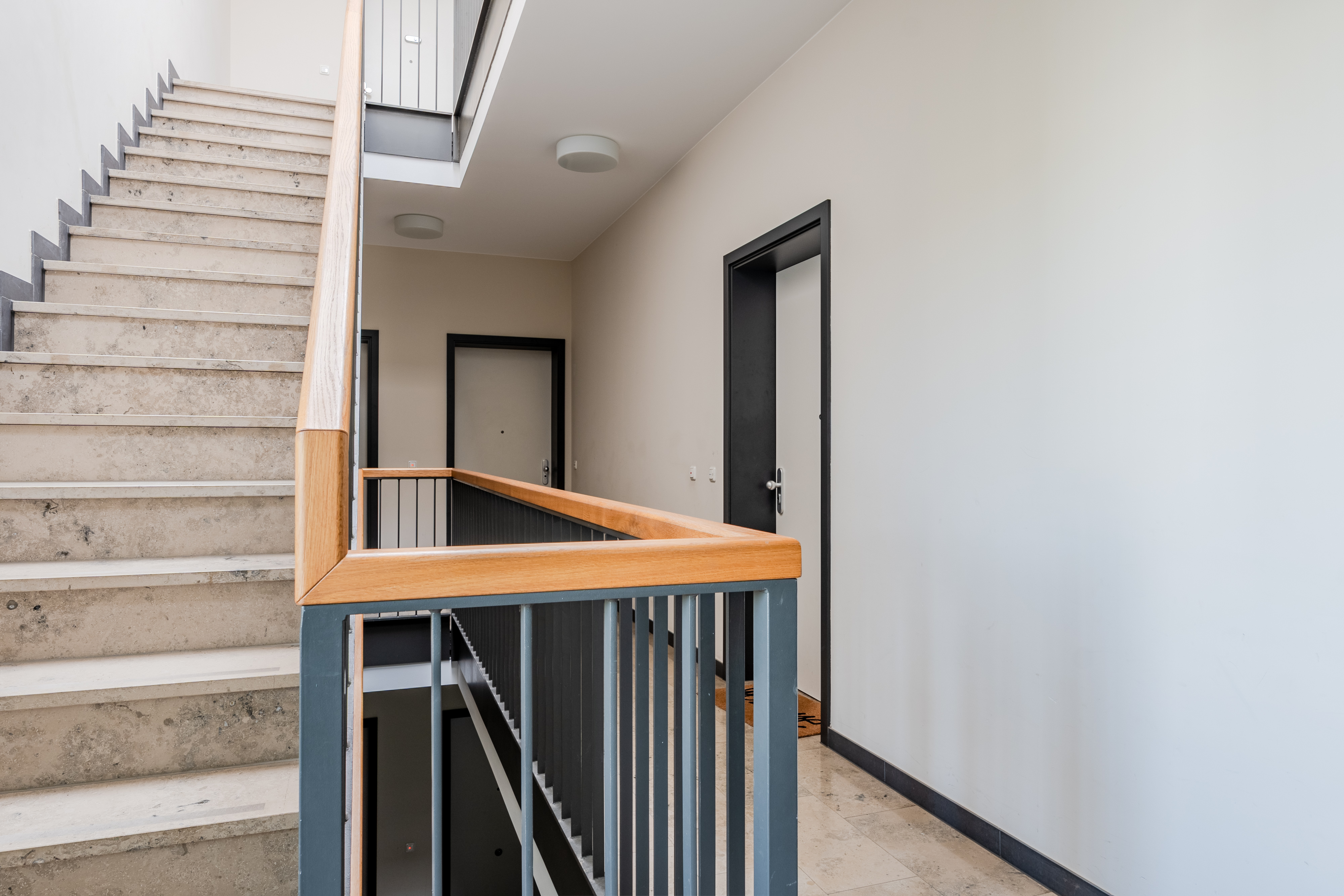 Cage d'escalier moderne d'immeuble avec main courante en bois - Moderne, en plein milieu, avec balcon donnant sur le soleil - 2 pièces dans le Boxhagener Kiez