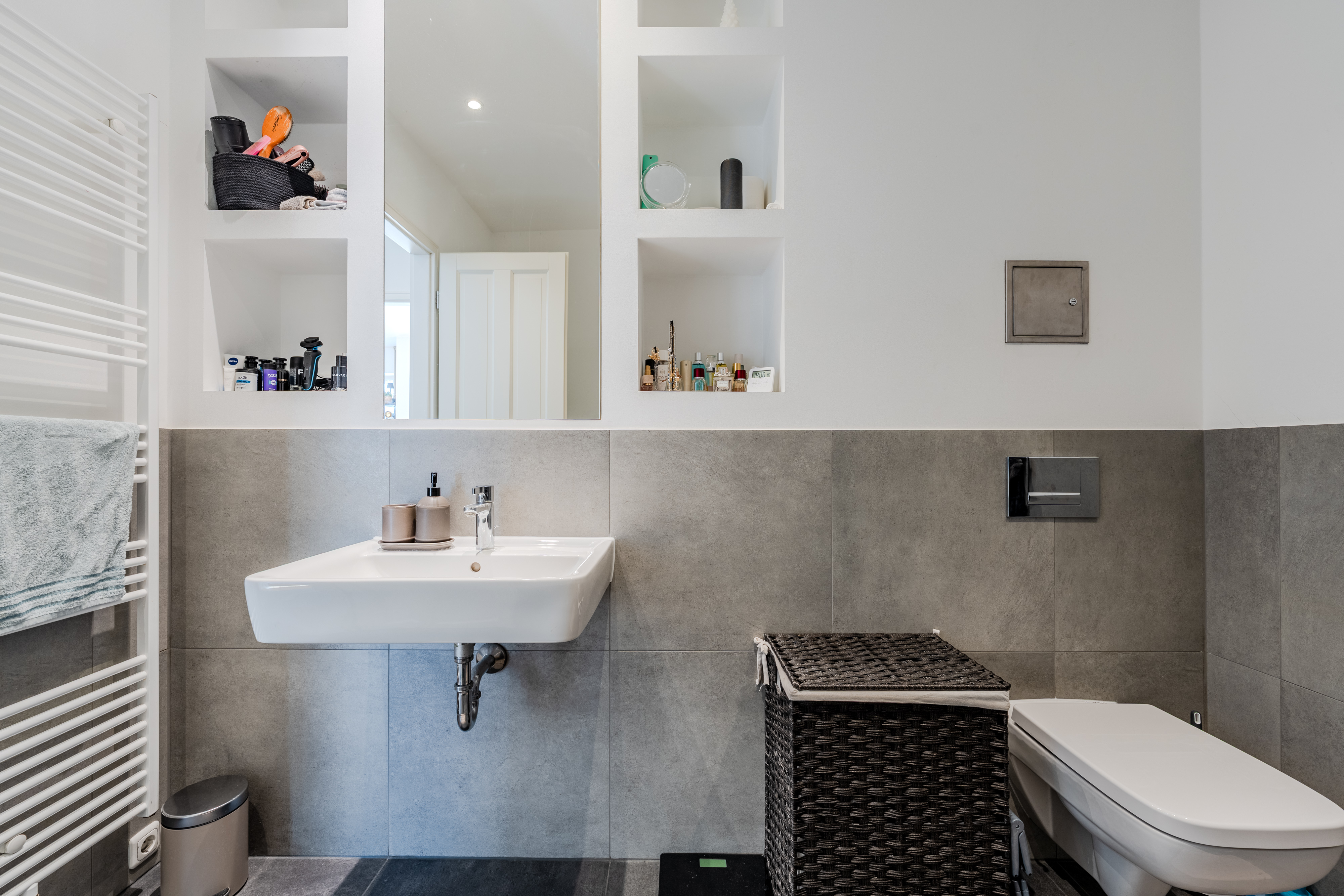 Salle de bain moderne dans un appartement neuf - Moderne, en plein milieu, avec un balcon donnant sur le soleil - 2 pièces dans le quartier de Boxhagener