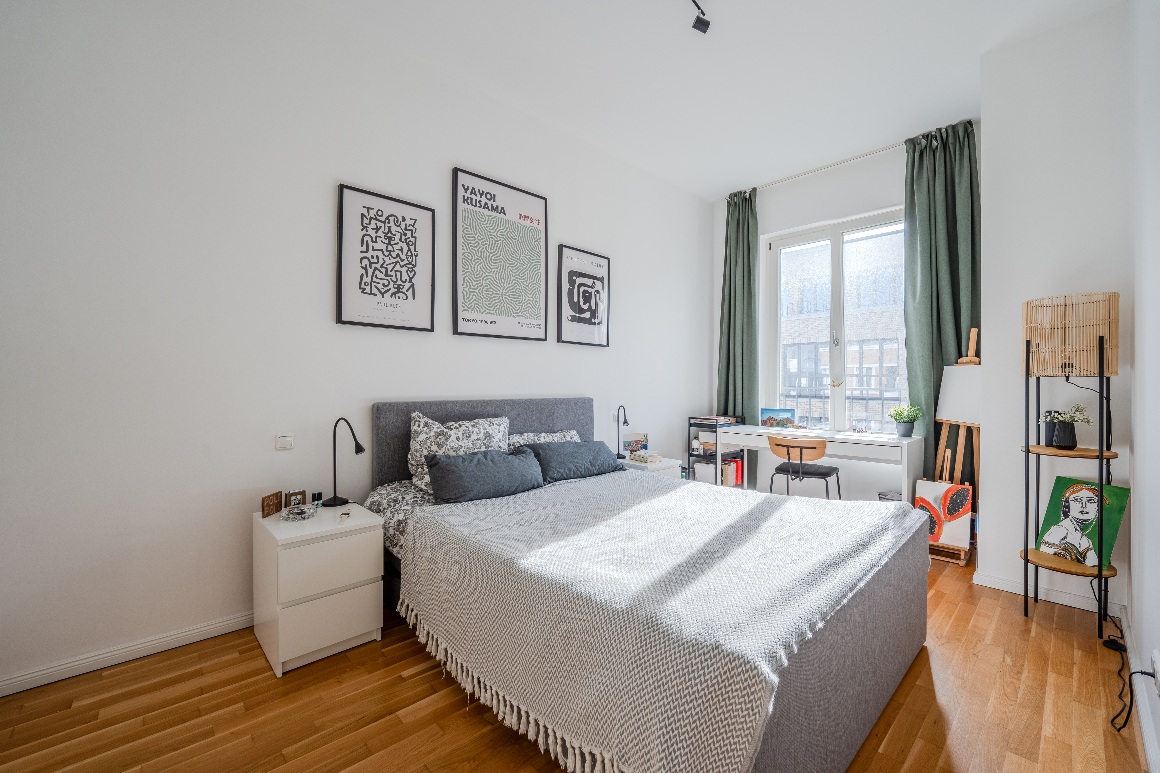 Chambre à coucher lumineuse avec espace de travail - Moderne, en plein milieu, avec balcon donnant sur le soleil - 2 pièces dans le quartier de Boxhagener