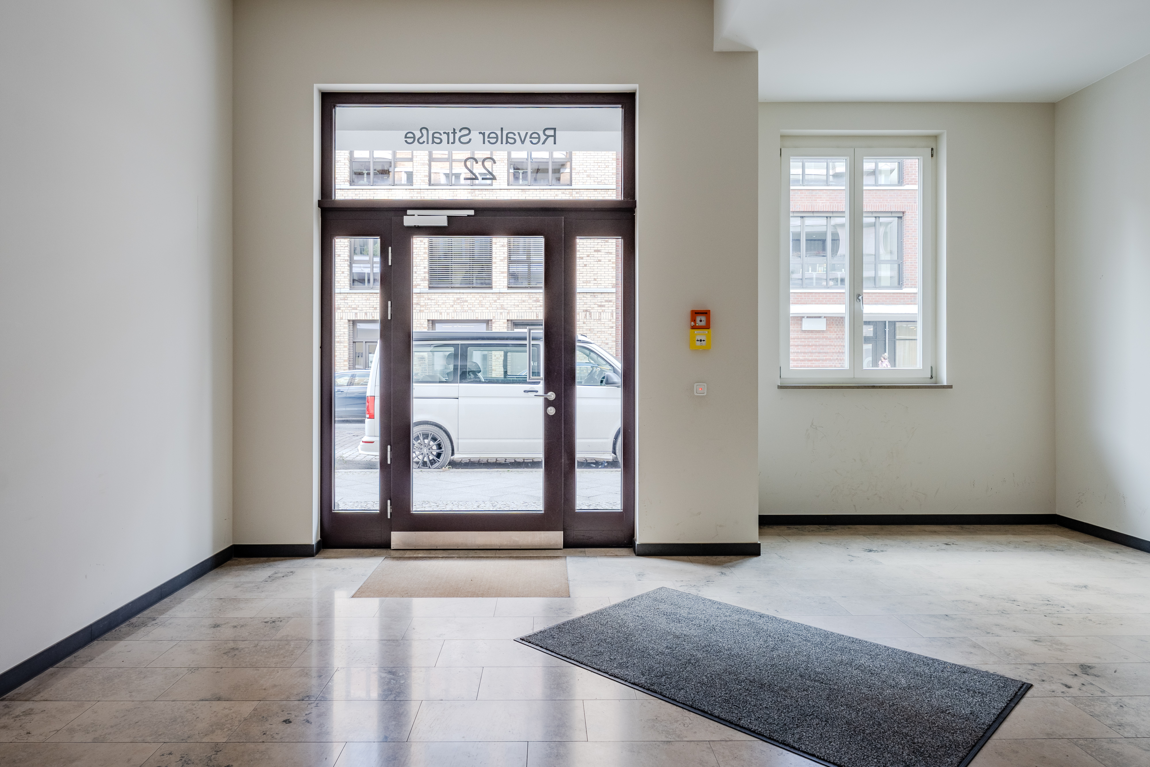 Bureau moderne lobby Berlin-Friedrichshain - Moderne, en plein milieu, avec balcon sur le soleil - 2 pièces dans le quartier de Boxhagener